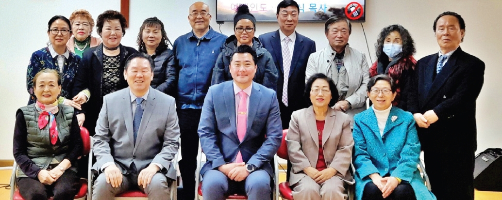 뉴욕주하원 제25선거구 공화당 예비선거에 출마한 케네스 백 후보(한국이름 백정호. 앞줄 왼쪽 세 번째)가 지난 21일 뉴욕카이로스교회(담임목사 양은식.앞줄 왼쪽 두 번째)를 방문해 한인 교계에 지지를 호소했다. 앞서 지난 14일엔 뉴욕늘기쁜교회(담임목사 김홍석), 뉴욕한인교역자연합회(회장 이규형) 임원 이취임식에 방문했다.  [케네스 백 후보 선거캠프]