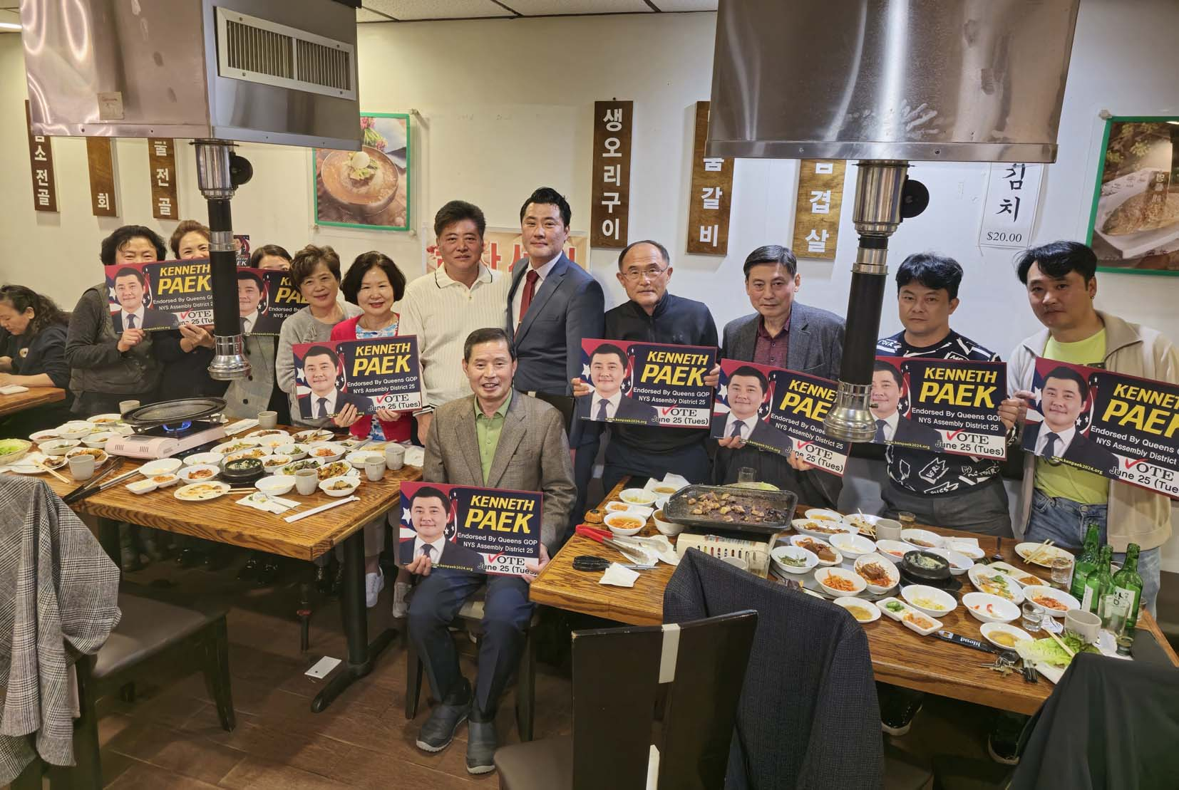 뉴욕한인수산인협회 전직 회장 등 관계자 20여 명은 지난 23일 뉴욕시 퀸즈 플러싱에 있는 김차열 명품갈비식당에서 뉴욕주하원 제25선거구에 출마한 케네스 백 공화당 후보를 후원하는 행사를 개최했다. 이날 모임에는 곽호수, 최원철, 김치구 전 회장 및 주요 회원들이 참석했고, 김차열 식당 대표도 후원금을 전달했다. [뉴욕한인수산인협회]