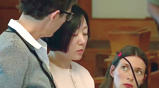 25일 열린 선고 공판에서 박고운(가운데) 전 심슨칼리지 교수가 판사의 선고 내용을 듣고 있다.  [KCCI News 캡처]