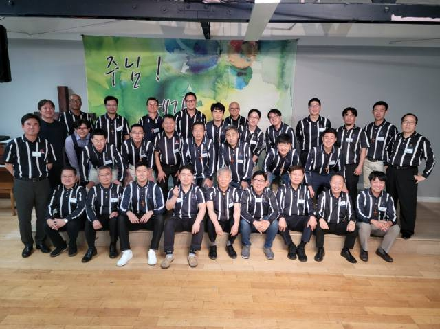 지난해 열린 LA 아버지학교 참가자들이 기념촬영한 모습. [두란노 아버지학교 제공]