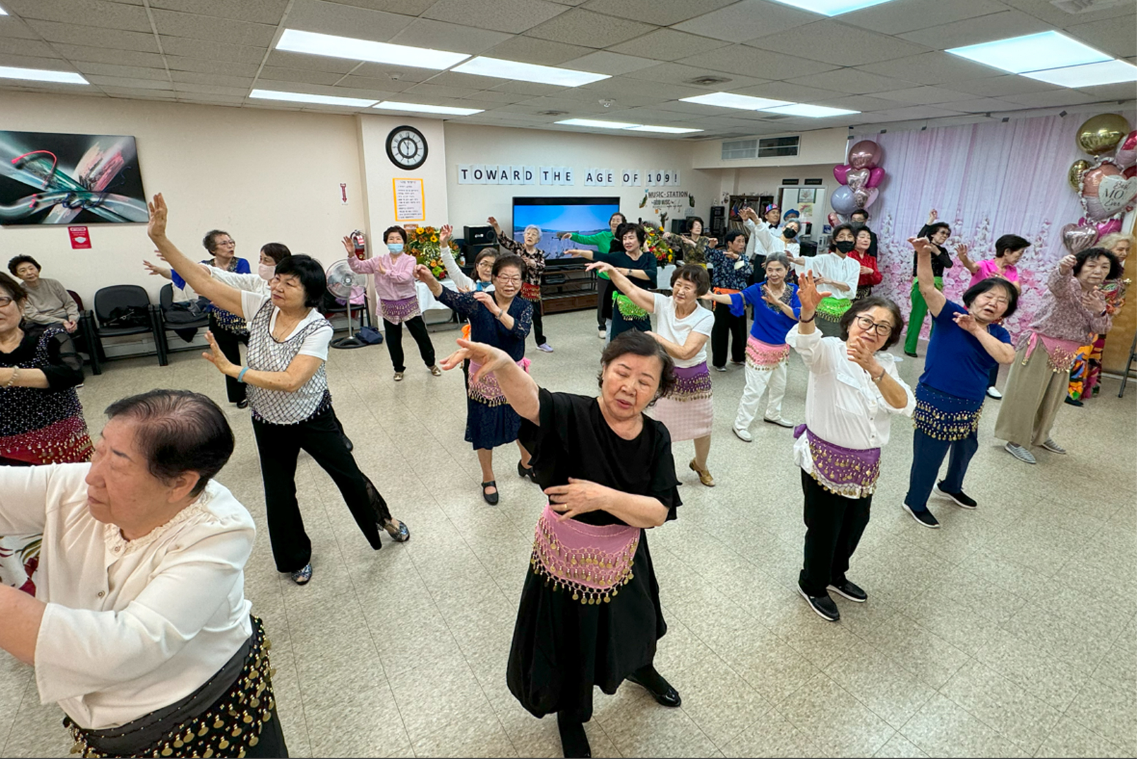 낳아주고 길러주신 어머니의 은혜에 감사하는 12일 어머니날(Mother's Day)을 맞아 뉴욕·뉴저지 한인 가정과 단체에서 기념 행사가 열렸다. 뉴욕시 스태튼아일랜드 성인 데이케어센터는 어머니날을 하루 앞 둔 11일 모든 멤버들이 참석한 가운데 어머님 은혜 노래를 부르며 춤을 추는 흥겨운 이벤트와 함께 ▶감사의 선물 전달 ▶심청전 연극(오디션) 등의 행사를 진행했다.  [스태튼아일랜드 성인 데이케어센터]