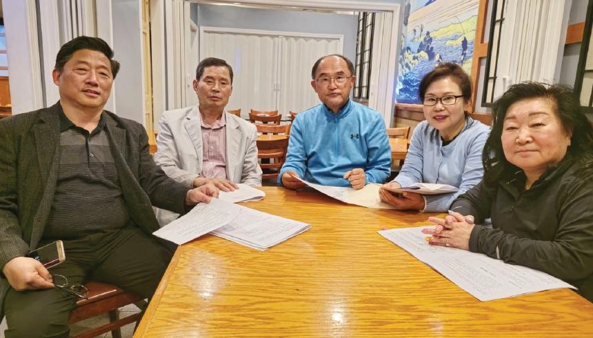 뉴욕한인회 신임 이사장으로 선출된 최원철 이사장(가운데)이 13일 플러싱 황금어장 식당에서 부이사장, 총무이사, 재무이사 등 주요 이사진들과 첫 이사장단 회의를 개최했다. 최 이사장은 “이사들과 상의해서 회칙에 명시된 건물관리위원회와 재정위원회 등 각 위원장을 1~2주 내로 위촉하고 합동모임을 갖겠다”고 전했다.  [뉴욕한인회]