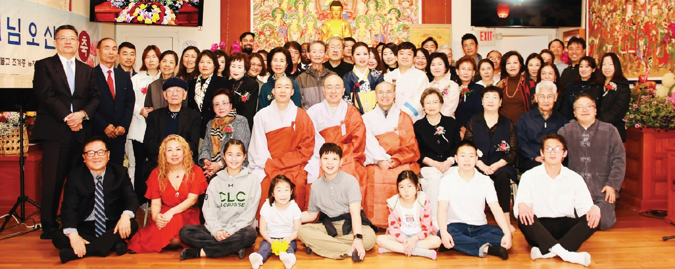 뉴저지 원적사(주지 성향스님)는 지난 12일 부처님오신날 봉축 법요식을 봉행했다. 불자들은 관불식에 참여하며 온누리에 부처의 광명·자비가 퍼지길 염원했다. 법회에서는 축하 공연도 열렸다.  [원적사]