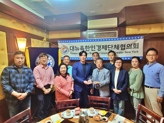 대뉴욕경제단체협의회(의장 조동현, 앞줄 왼쪽 5번째)는 14일 베이사이드 거성 식당에서 월례회를 열고 이찬희 간사(앞줄 왼쪽 네 번째)의 임기를 마무리하고, 참여 단체별 현안을 논의했다.