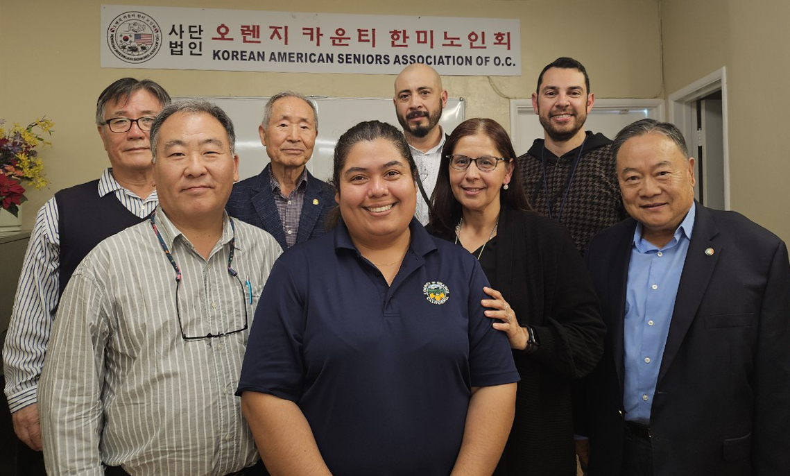 김가등(뒷줄 왼쪽에서 두 번째) 회장을 비롯한 OC한미시니어센터 관계자들이 센터를 방문한 OC사회보장국 직원들과 한자리에 모였다. [센터 제공]