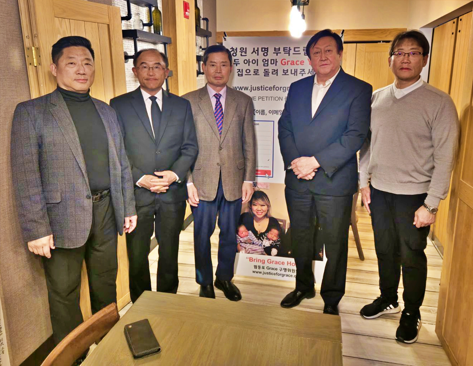 그레이스유구명위원회(뉴욕간사 이명석, 왼쪽)와 한인단체장연합회(회장 곽호수, 가운데)는 지난 16일 퀸즈 지글 한식당에서 모임을 열고 오는 7월 심리에 맞춰 열 석방 탄원 집회를 준비했다. 이 자리에는 김광석 뉴욕한인회장(오른쪽 두 번째) 등이 참석했다. [사진 그레이스유구명위원회]