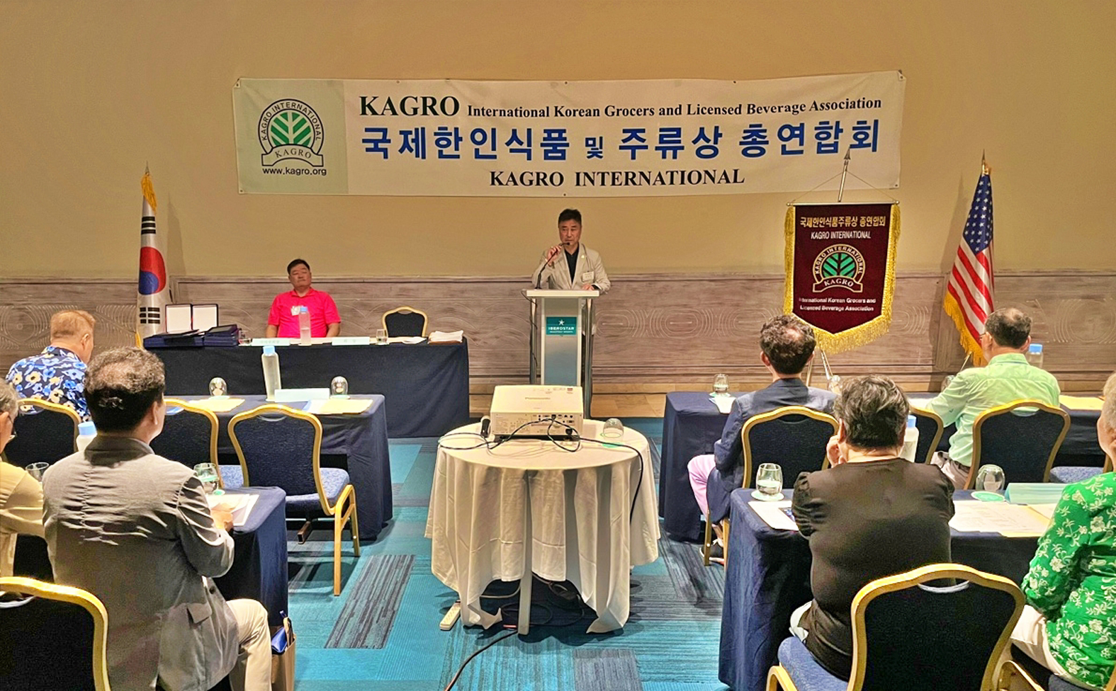 국제식품주류상총연합회가 29일 도미니카 푼타카나서 열린 66차 정기총회를 통해 박광민 회장(연단)의 취임식 및 경과 보고회를 열었다. 박 회장은 뉴욕한인식품협회장 직도 맡고 있다. 이외에도 유흥규(워싱턴DC협회) 수석부회장 임명장 수여 등의 식이 거행됐다. [국제식품주류상총연합회]