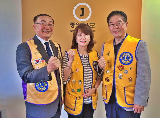  서동천 한국라이온스클럽 회장(왼쪽), 김선희 수석부회장, 류진현 사무총장이 이달 19일 열리는 골프대회를 홍보차 뉴욕중앙일보 본사를 찾아 관심을 당부했다.