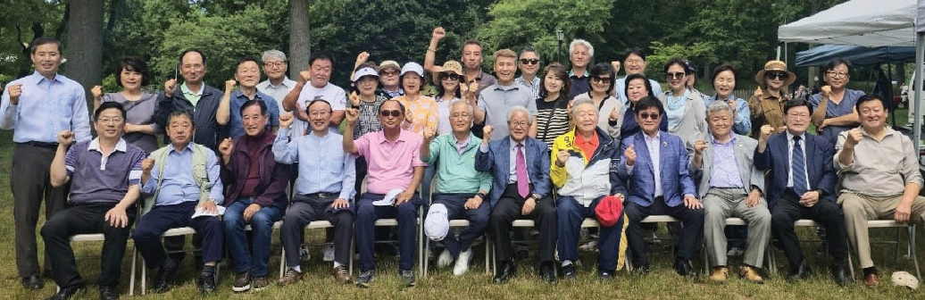 뉴욕한인회 이사회 야유회가 지난 9일 퀸즈 커닝햄파크에서 열렸다. 약 35명의 이사들이 참석한 이날 야유회에서 이사들은 점심식사 후 자기소개 시간을 가졌다. 최원철 이사장은 “정관 개정 후 역할이 증대된 뉴욕한인회 이사회가 더욱 계획적이고 짜임새 있게 운영되도록 하겠다”고 전했다.  [뉴욕한인회]