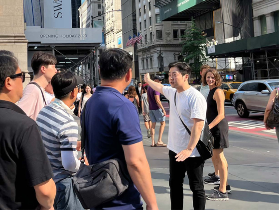 뉴욕시 건축에 대해 소개하는 아웃리치 투어 중 맨해튼 건물에 대해 소개하고 있는 김용엽 건축사(오른쪽 두 번째). [사진 김용엽 건축사]