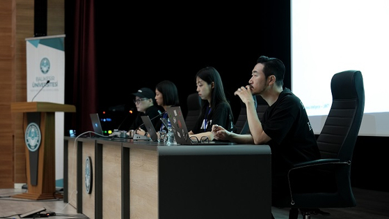 ▲ LMNT CEO Choe Jangsoon and his crews delivering a keynote presentation on the the K-branding cases.