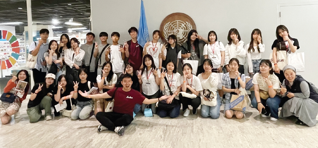 서울 계성고 학생 25명이 지난달 22일부터 8월 1일까지 진행된 포담대학교 IALC 여름 단기연수에 참여했다. 학생들은 연수 기간동안 유엔(UN)본부 방문, 포담대 워크숍 참석 등 다양한 프로그램에 참여했다. 학생과 관계자들이 유엔 본부를 방문해 기념촬영을 하고 있다.  [KSEA]
