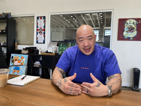 피터 김 대표가 최근 본지와 그의 사무실에서 인터뷰를 하고 있다.