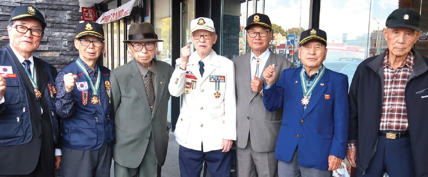 대한민국6·25참전유공자전우회(회장 박근실, 왼쪽 5번째)가 지난 9일 플러싱 소공동 순두부 식당에서 월례회를 통해 지난달 타계한 동료를 애도하고, 굳건한 한미동맹과 세계평화를 염원했다.  [대한민국6·25참전유공자전우회]