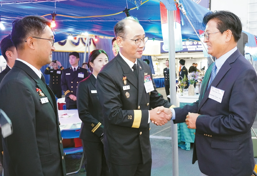 김동래(준장) 한국해군순항훈련전단장(사진 가운데)이 9일 저녁 함상 리셉션에 참석한 앤디 박 샌디에이고 한인회장(사진 오른쪽)을 반갑게 맞이하고 있다. 이날 함상 리셉션에는 약 200여명의 한미 양국의 인사들이 초청을 받아 해군 측이 마련한 풍성한 음식을 나누며 양국의 동맹을 더욱 굳건히 다지고 우애를 나누는 자리가 됐다. 케빈 정 기자