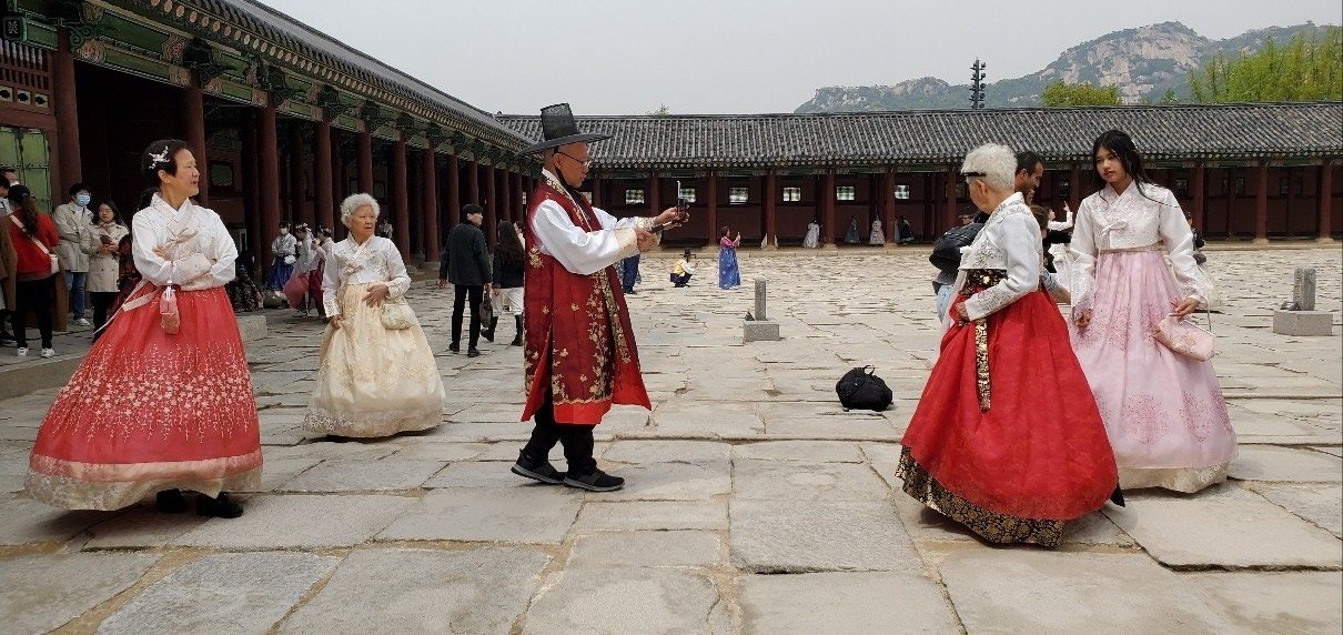 경복궁 한복체험에서 촬영한 단체사진. [US아주투어 제공]