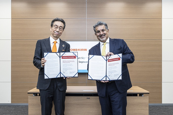 Ph.D. Masashi Miyamoto, President&CEO of Kyowa Kirin (left) and Bijay Singh, Global Head Busi-ness Unit Healthcare, DKSH