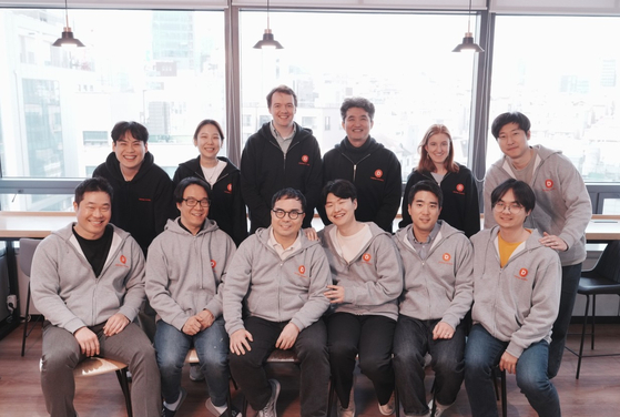[group photo of Kim Tae-hoon, CEO of Deeping Source and company leaders. ⓒ Deeping Source]