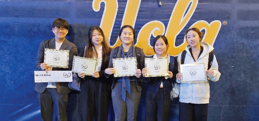 지난 9~10일 UCLA에서 열린 모의유엔(MUN) 대회에서 수상한 한인 학생들이 기념촬영을 하고 있다. [KAC 제공]
