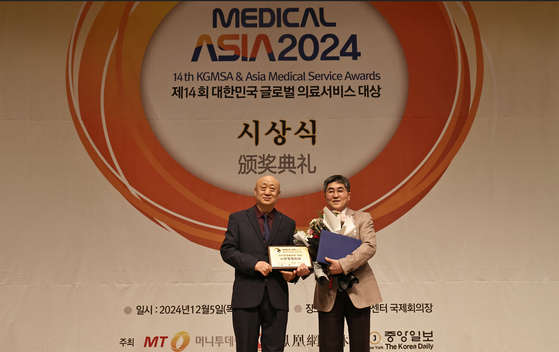 뉴본정형외과 임창무 대표원장(오른쪽)이 사준봉 아시아의료교류촉진협회 회장 겸 동북아TV 사장으로부터 ‘메디컬아시아 2024’ 사지연장술 부문 대상을 수상하고 있다. [사진 메디컬아시아 사무국] 