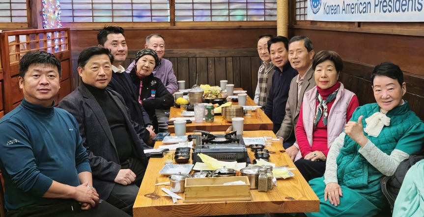 한인단체장연합회(회장 곽호수)는 11일 플러싱 병천순대 식당에서 10명의 운영위원들이 참석한 가운데 정기모임을 개최했다. 연합회는 새해엔 분과위원회별 활동을 강화하고, 뉴저지.커네티컷.필라델피아.워싱턴DC 지회 설립을 추진하기로 했다.  [한인단체장연합회]