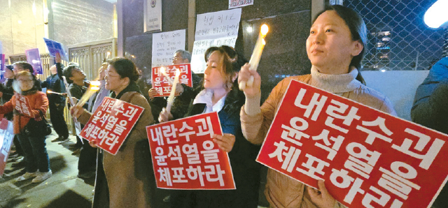 지난 13일 밤 탄핵이 의회를 통과하자 LA총영사관 앞에 모여 있던 한인들이 환호하고 있다. [촛불연대 제공]