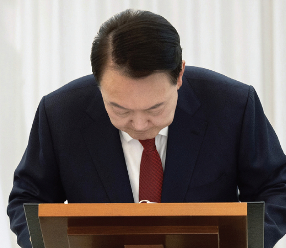 윤석열 대통령이 본인의 탄핵소추안이 국회에서 가결된 14일 서울 한남동 관저에서 가진 대국민 담화에서 “마지막까지 최선을 다하겠다”고 밝힌 후 인사하고 있다. [연합뉴스]
