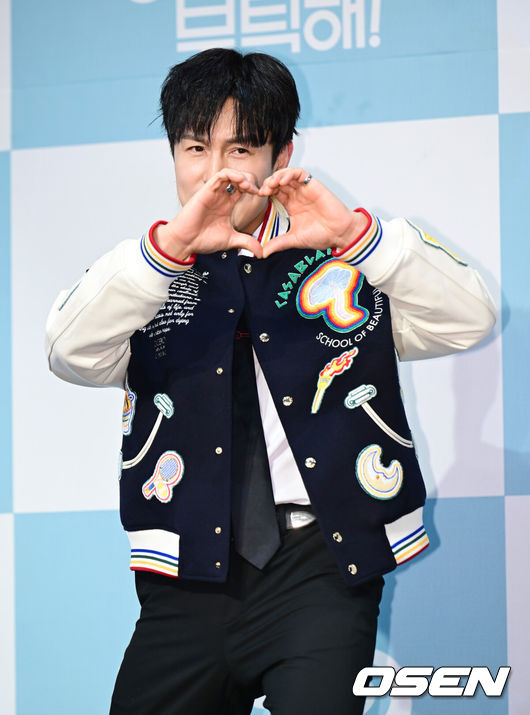 [OSEN=김성락 기자] 22일 오후 서울 구로구 라마다 신도림 호텔에서 KBS2 새 수목드라마 '독수리 5형제를 부탁해!' 제작발표회가 열렸다. 이날 행사에는 최상열 감독, 배우 엄지원, 안재욱, 최대철, 김동완, 윤박, 이석기, 박효주, 유인영이 참석했다. 배우 김동완이 포즈를 취하고 있다. 2025.01.22 / ksl0919@osen.co.kr