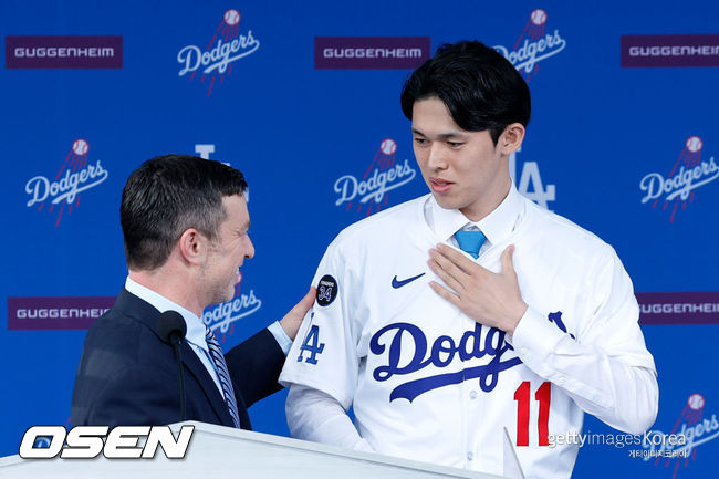 [사진] LA 다저스 사사키 로키(오른쪽)과 앤드류 프리드먼 사장과 말하고 있다. ⓒGettyimages(무단전재 및 재배포 금지)