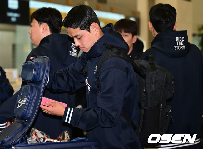 [OSEN=인천공항, 최규한 기자] 프로야구 한화 이글스가 22일 오전 호주 멜버른에서 열리는 스프링캠프를 위해 인천공항을 통해 출국했다.22일 1차 스프링캠프가 차려진 호주 멜버른으로 떠나는 한화는 김경문 감독을 비롯한 코칭스태프 9명, 트레이닝코치 6명, 선수 45명 등 총 61명 대규모로 꾸려졌다. 1차 캠프는 오는 25일 본격 시작해내달 19일까지 호주 멜버른 볼파크에서 진행된다.한화 문동주가 출국을 준비하고 있다. 2025.01.22 / dreamer@osen.co.kr