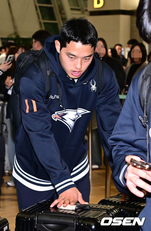 [OSEN=인천공항, 최규한 기자] 프로야구 한화 이글스가 22일 오전 호주 멜버른에서 열리는 스프링캠프를 위해 인천공항을 통해 출국했다.22일 1차 스프링캠프가 차려진 호주 멜버른으로 떠나는 한화는 김경문 감독을 비롯한 코칭스태프 9명, 트레이닝코치 6명, 선수 45명 등 총 61명 대규모로 꾸려졌다. 1차 캠프는 오는 25일 본격 시작해내달 19일까지 호주 멜버른 볼파크에서 진행된다.한화 문동주가 출국을 준비하고 있다. 2025.01.22 / dreamer@osen.co.kr