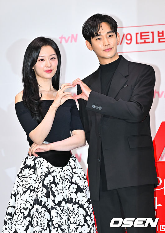 [OSEN=박준형 기자]  7일 서울 라마다서울 신도림 호텔그랜드볼룸홀에서 tvN 새 토일드라마 ‘눈물의 여왕’(극본 박지은/ 연출 장영우, 김희원/ 제작 스튜디오드래곤, 문화창고, 쇼러너스) 제작발표회가 진행됐다.퀸즈 그룹 재벌 3세이자 백화점의 여왕 홍해인(김지원 분)과 용두리 이장 아들이자 슈퍼마켓 왕자 백현우(김수현 분), 3년 차 부부의 아찔한 위기와 기적처럼 다시 시작되는 사랑 이야기를 담은 tvN 새 토일드라마 ‘눈물의 여왕’은 오는 9일 토요일 오후 9시 10분에 첫 방송된다.배우 김지원과 김수현이 포즈를 취하고 있다.  2024.03.07 / soul1014@osen.co.kr