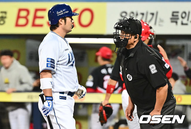 [OSEN=대구, 이석우 기자] 25일 대구 삼성라이온즈파크에서 2024 신한 SOL뱅크 KBO 포스트시즌 한국시리즈 삼성 라이온즈와 KIA 타이거즈의 3차전 경기가 열렸다. 홈팀 삼성은 대니 레예스, 방문팀 KIA는 에릭 라우어를 선발 투수로 내세웠다.삼성 라이온즈 박병호가 8회말 2사 만루 삼진 아웃당하고 아쉬운 듯 주심과 얘기하고 있다. 2024.10.25 / foto0307@osen.co.kr
