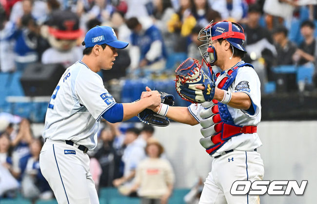 [OSEN=대구, 이석우 기자] 13일 대구 삼성라이온즈파크에서 2024 신한 SOL뱅크 KBO 포스트시즌 플레이오프 삼성 라이온즈와 LG 트윈스의 1차전 경기가 열렸다. 홈팀 삼성은 레예스를 선발로, 방문팀 LG는 최원태를 선발로 투입했다.삼성 라이온즈 김재윤이 LG 트윈스와의 플레이오프 1차전을 10-4로 승리한 후 강민호와 기쁨을 나누고 있다. 2024.10.13 / foto0307@osen.co.kr