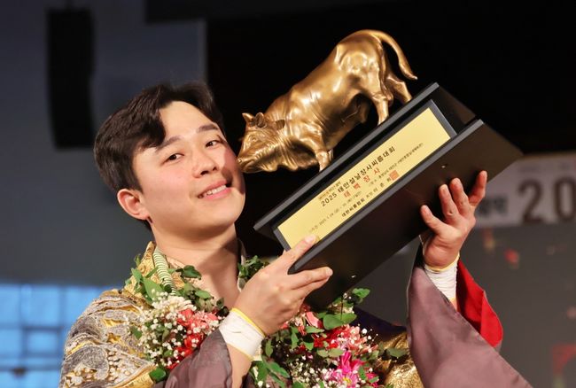 이광석(33·울주군청)이 '위더스제약 2025 태안설날장사씨름대회'에서 2년 연속 정상에 올랐다. / 대한씨름협회
