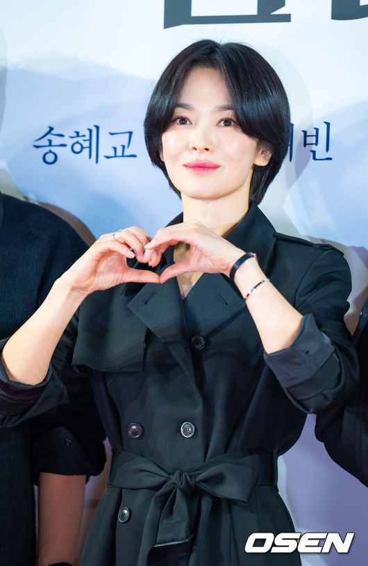 [OSEN=민경훈 기자] 21일 오후 서울 송파구 신천동 롯데시네마 월드타워에서 영화 '검은 수녀들' VIP 시사회가 열렸다.'검은 수녀들'은 한국 오컬트의 새로운 장을 열었다는 평가를 받으며 관객들을 사로잡은 영화 '검은 사제들'의 두 번째 이야기로 강력한 악령에 사로잡힌 소년을 구하기 위해 금지된 의식에 나서는 사람들의 이야기를 그린 영화다.배우 송혜교가 포토타임을 위해 입장하고 있다. 2025.01.21 / rumi@osen.co.kr