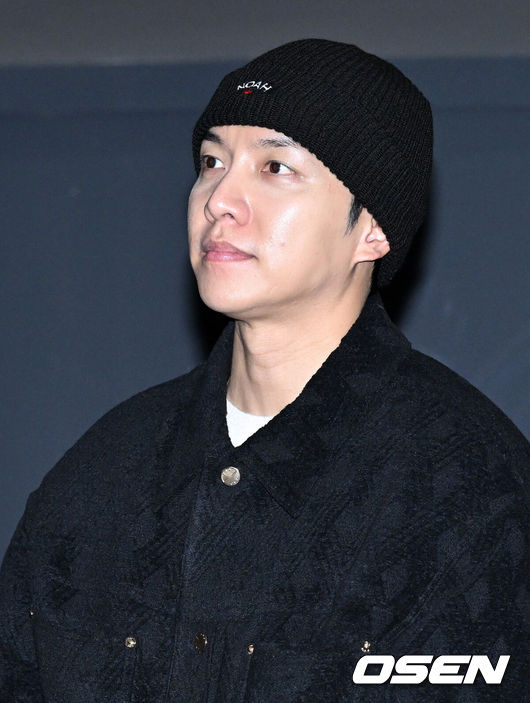 [OSEN=이대선 기자] 15일 오후 서울 광진구 롯데시네마 건대입구에서 영화 영화 '대가족'(감독 양우석) 무대인사 행사가 열렸다.'대가족'은 스님이 된 아들(이승기) 때문에 대가 끊긴 만두 맛집 평만옥 사장(김윤석)에게 세상 본 적 없던 귀여운 손주들이 찾아오면서 생각지도 못한 기막힌 동거 생활을 하게 되는 가족 코미디로 전국 극장에서 상영 중이다.배우 이승기가 무대 인사를 하고 있다. 2024.12.15 /sunday@osen.co.kr