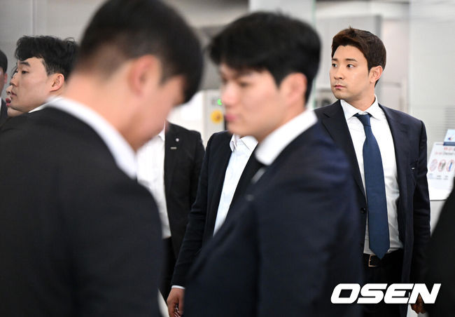 [OSEN=인천공항, 지형준 기자] 두산 베어스 선수단이 24일 오후 인천국제공항을 통해 전지훈련지인 호주 시드니로 출국했다.두산은 44명의 선수단과 함께 호주 시드니와 일본 미야자키에서 스프링캠프 담금질에 돌입한다.투수22명,포수4명,내야수9명,외야수9명이 참가하며 신인 중에서는1라운드 지명자 내야수 박준순과3라운드 지명자 투수 홍민규가 이름을 올렸다. 아울러 지난해 11월 롯데와의 트레이드로 합류한 외야수 김민석과 추재현도 스프링캠프에서 본격 눈도장을 받는다.두산 강승호가 출국을 준비하고 있다. 2025.01.24 / 