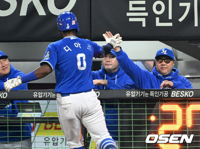 [OSEN=광주, 이대선 기자] 28일 광주 기아챔피언스필드에서 2024 신한 SOL뱅크 KBO 한국시리즈 5차전 KIA 타이거즈와 삼성 라이온즈의 경기가 열렸다.KIA는 양현종, 삼성은 이승현을 선발 투수로 내세웠다.1회초 2사 1루에서 삼성 디아즈가 우월 투런 홈런을 치고 홈에서 박진만 감독과 환호하고 있다. 2024.10.28 / sunday@osen.co.kr