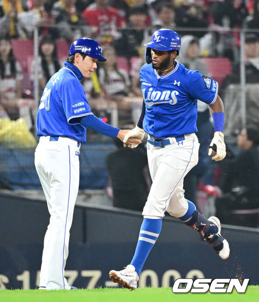 [OSEN=광주, 최규한 기자] 28일 광주 기아챔피언스필드에서 ‘2024 신한 SOL뱅크 KBO 한국시리즈’ 5차전 KIA 타이거즈와 삼성 라이온즈의 경기가 열렸다.KIA는 양현종, 삼성은 이승현를 선발 투수로 내세웠다.3회초 2사 1루 상황 삼성 디아즈가 달아나는 우월 투런포를 날리고 그라운드를 돌며 박찬도 코치와 기뻐하고 있다. 2024.10.28 / dreamer@osen.co.kr
