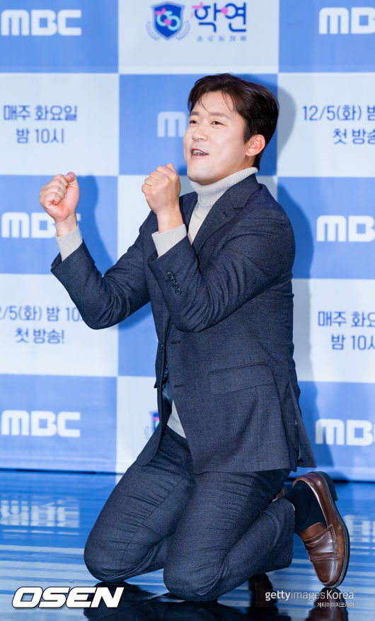 [OSEN=민경훈 기자] 5일 오후 서울 마포구 상암 MBC 골든마우스홀에서 MBC 새 예능 '솔로동창회 학연' 제작발표회가 열렸다.김대호 아나운서가 포즈를 취하고 있다. 2023.11.05 / rumi@osen.co.kr
