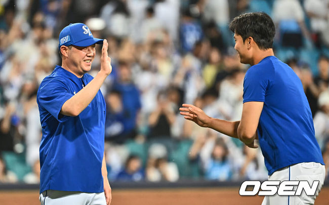 [OSEN=대구, 이석우 기자] 19일 대구삼성라이온즈파크에서 2024 신한 SOL 뱅크 KBO 리그 삼성 라이온즈와 SSG 랜더스의 경기가 열렸다. 홈팀 삼성은 어깨 부상에서 돌아온 원태인이 선발 출전하고 방문팀 SSG는 삼성을 상대로 2경기(11이닝) 2승을 챙긴 오원석이 선발 출전한다.삼성 라이온즈 박진만 감독이 SSG 랜더스에 13-2로 대승한 후 이창용과 기쁨을 나누고 있다. 2024.06.19 / foto0307@osen.co.kr