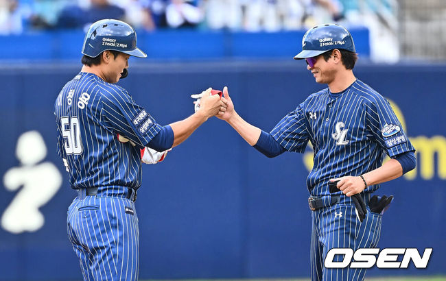 [OSEN=대구, 이석우 기자] 22일 대구삼성라이온즈파크에서 2024 신한 SOL 뱅크 KBO 리그 삼성 라이온즈와 키움 히어로즈의 경기가 열렸다. 홈팀 삼성은 원태인이 방문팀 키움은 후라도가 선발 출전했다. 삼성 라이온즈 이창용이 7회말 무사 1루 우중간 1타점 2루타를 치고 하이파이브를 하고 있다. 2024.09.22 / foto0307@osen.co.kr