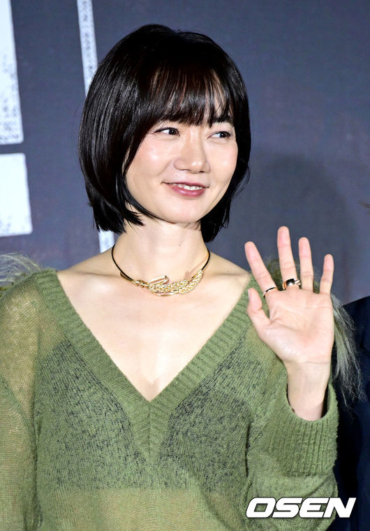 [OSEN=최규한 기자] 26일 오후 서울 몬드리안 서울 이태원 그랜드볼룸에서 쿠팡플레이 ’가족계획’ 제작발표회가 열렸다.드라마 ‘가족계획’은 기억을 자유자재로 편집할 수 있는 특수한 능력을 가진 엄마가 가족들과 합심하여 악당들에게 지옥을 선사하는 이야기다.배우 배두나가 포토타임을 하고 있다. 2024.11.26 / dreamer@osen.co.kr