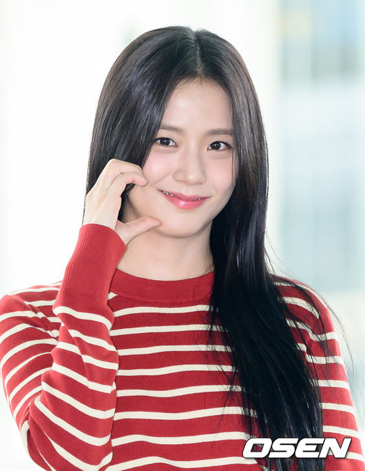 [OSEN=인천, 이대선 기자] 그룹 블랙핑크 지수가 7일 오전 패션쇼 일정차 인천공항을 통해 미국으로 출국했다. 지수는 오는 2025년 공개 예정인 영화 '전지적 독자 시점’과 쿠팡플레이 오리지널 시리즈 '뉴토피아'로 전 세계 시청자들과 만날 예정이다.지수가 출국장으로 향하고 있다. 2024.09.07 /sunday@osen.co.kr
