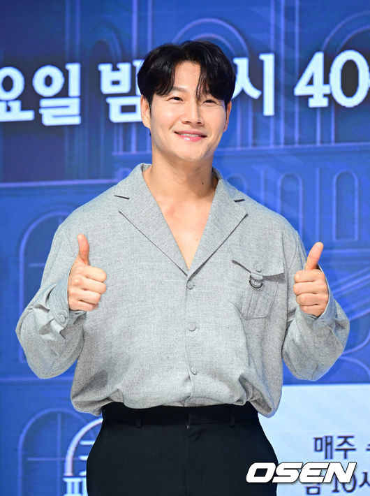 [OSEN=김성락 기자] 4일 오전 서울 강남구 엘리에나 호텔에서 Mnet '커플팰리스2' 제작발표회가 열렸다. 완벽한 결혼 상대를 찾는 싱글남녀들을 위한 대규모 커플 매칭 서바이벌로, ‘결혼정보회사(결정사)’ 못지않은 극사실적 매칭 시스템을 통해 평생을 함께하고 싶은 동반자를 찾는 스토리를 담아낸다.가수 김종국이 포즈를 취하고 있다. 2025.02.04 / ksl0919@osen.co.kr