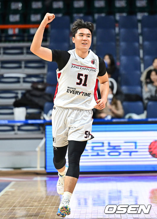 [OSEN=부산, 이석우 기자] 4일 부산 사직체육관에서 2024-2025 KCC 프로농구 부산 KCC와 안양 정관장의 경기가 열렸다.  부산 KCC 캐디 라렌과 안양 정관장 디온테 버튼이 트레이드 후 첫 맞대결을 펼친다.안양 정관장 한승희가 박지훈의 쐐기 골에 주먹을 불끈 쥐고 있다. 2025.02.04 / foto0307@osen.co.kr