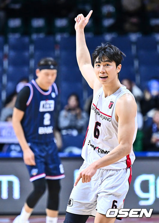 [OSEN=부산, 이석우 기자] 4일 부산 사직체육관에서 2024-2025 KCC 프로농구 부산 KCC와 안양 정관장의 경기가 열렸다.  부산 KCC 캐디 라렌과 안양 정관장 디온테 버튼이 트레이드 후 첫 맞대결을 펼친다.안양 정관장 박지훈이 골을 성공시키고 세리머니를 하고 있다. 2025.02.04 / foto0307@osen.co.kr