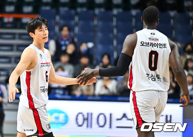[OSEN=부산, 이석우 기자] 4일 부산 사직체육관에서 2024-2025 KCC 프로농구 부산 KCC와 안양 정관장의 경기가 열렸다.  부산 KCC 캐디 라렌과 안양 정관장 디온테 버튼이 트레이드 후 첫 맞대결을 펼친다.안양 정관장 박지훈이 골을 성공시킨 오브라이언트와 하이파이브를 하고 있다. 2025.02.04 / foto0307@osen.co.kr