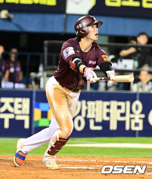 [OSEN=잠실, 지형준 기자] 24일 오후 서울 잠실야구장에서2024 신한 SOL Bank KBO리그 두산 베어스와 키움 히어로즈의 경기가 열렸다.이날 두산은 우완 곽빈, 키움은 우완 하영민을 각각 선발로 내세웠다.8회초 1사에서 키움 김혜성이 우월 솔로포를 날리고 있다. 2024.07.24 / jpnews@osen.co.kr